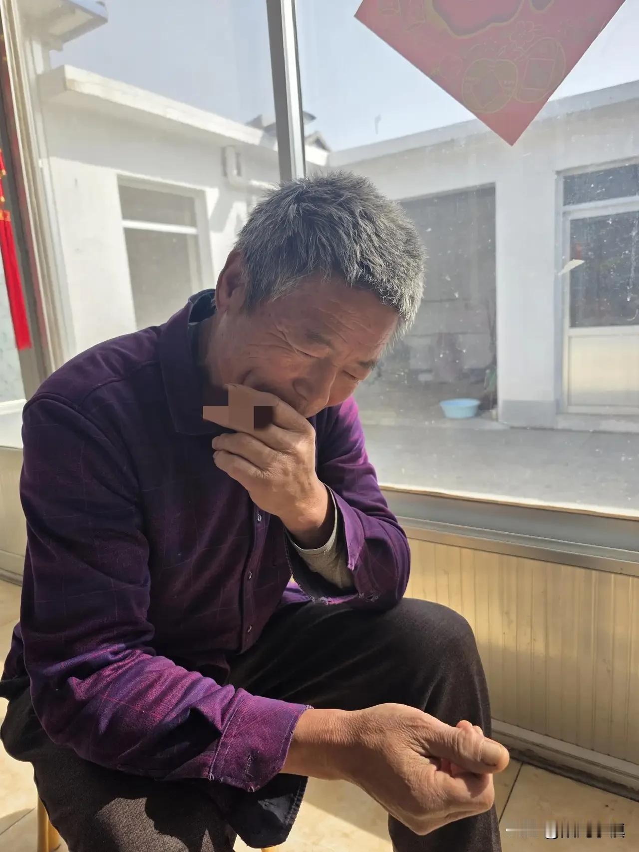 还记得他手上长得这个东西了吗？东邻三叔，拇指莫名其妙长了一个东西。我摸过，硬