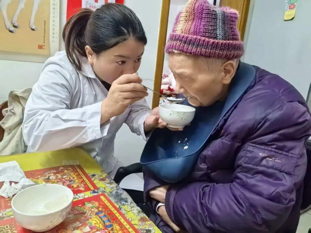 1.8万小时温柔坚守！河南女子丧夫后携老小闯上海，十年护老入选中国好人榜让