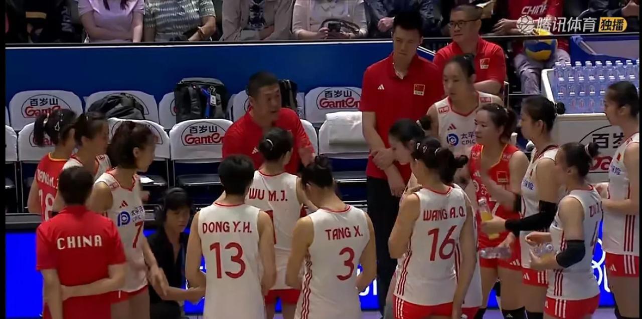 中国女排3:2艰难取胜了，就想问问主教练赵勇:第四局24:22赛点领先于保加利亚