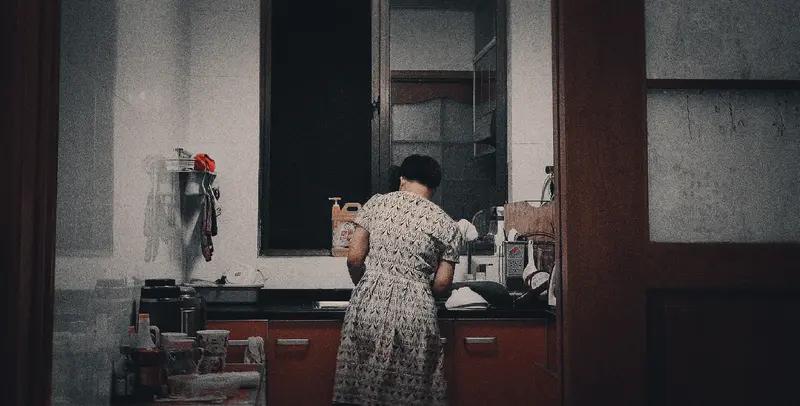 我发现我们家小姑子经常在我和婆婆之间使坏心眼，那天刚好让我碰到，说我婆婆在家太勤