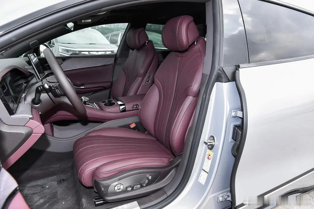 新款腾势Z9GT带来了全新的一体式座椅以及配色，对比一下图二的老款座椅，质感更上