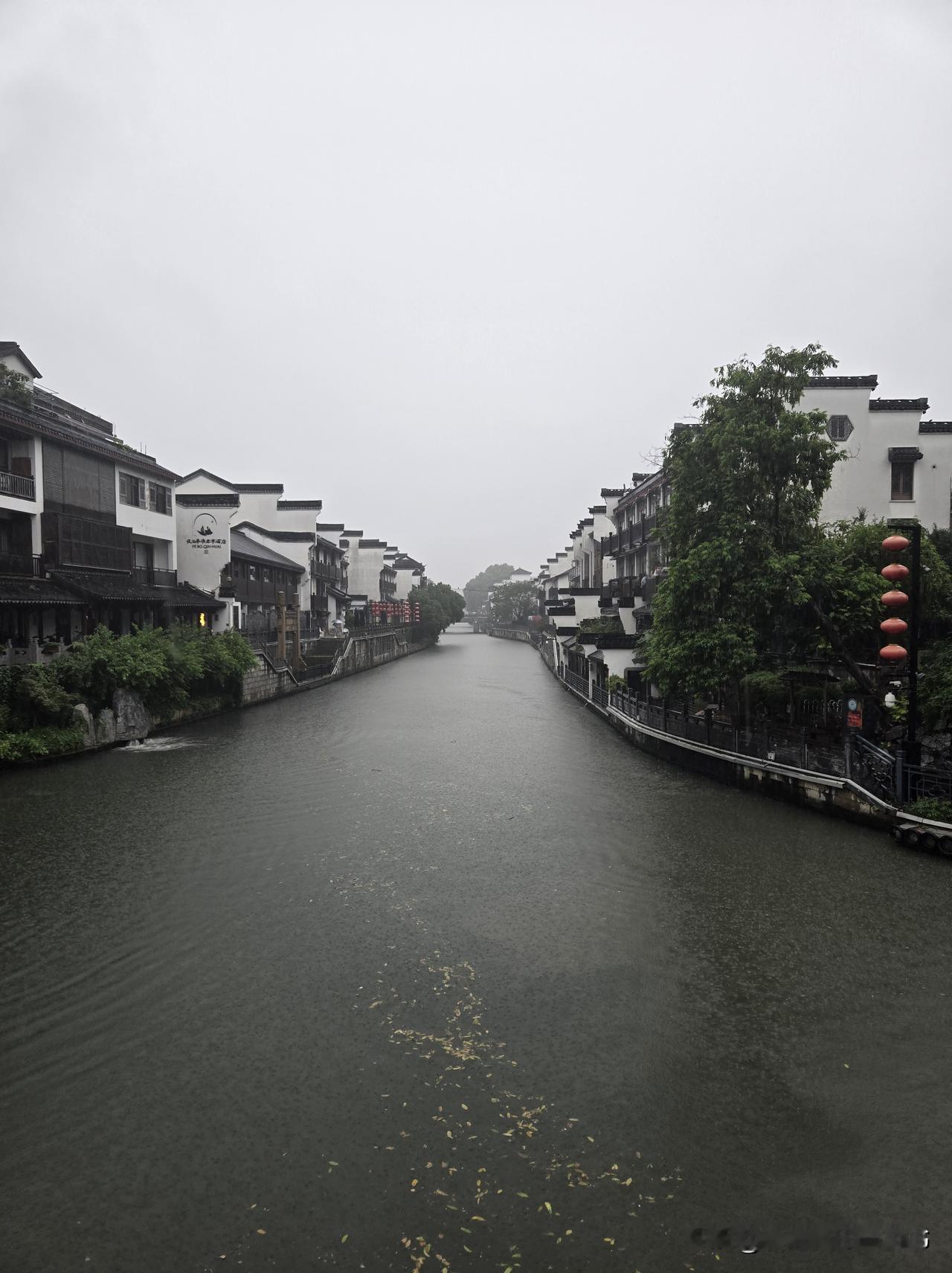 很多人是不会看政策的，或者有些人故意在错误引导。现在但凡房地产出个什么政策，