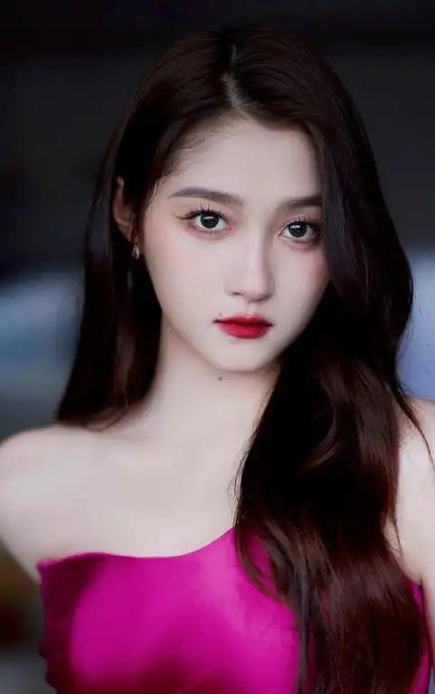 关晓彤最惨的，不是被骂，而是你搜索她，跳出来的关联词不再是作品，而是另一个人的名