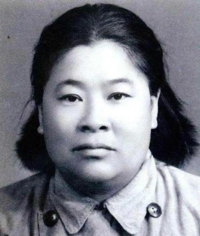 2013年，上海延安路一间简朴的屋子里，一位白发苍苍的百岁老人正与南京搏击武功研