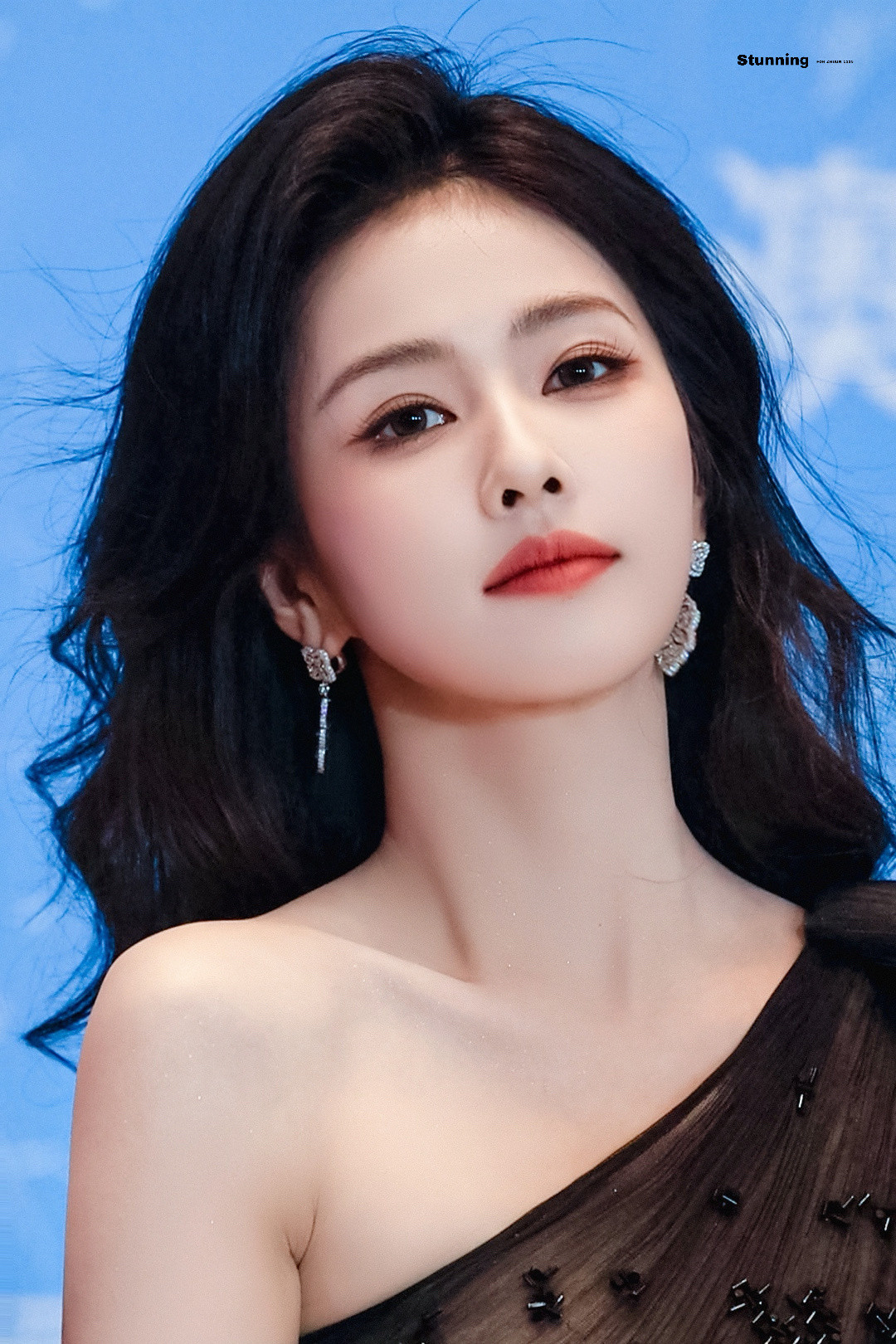 刚刷到朱志鑫站姐发的白鹿，神颜！这组照片真的太美了，骨相优越，极具辨识度，更透出