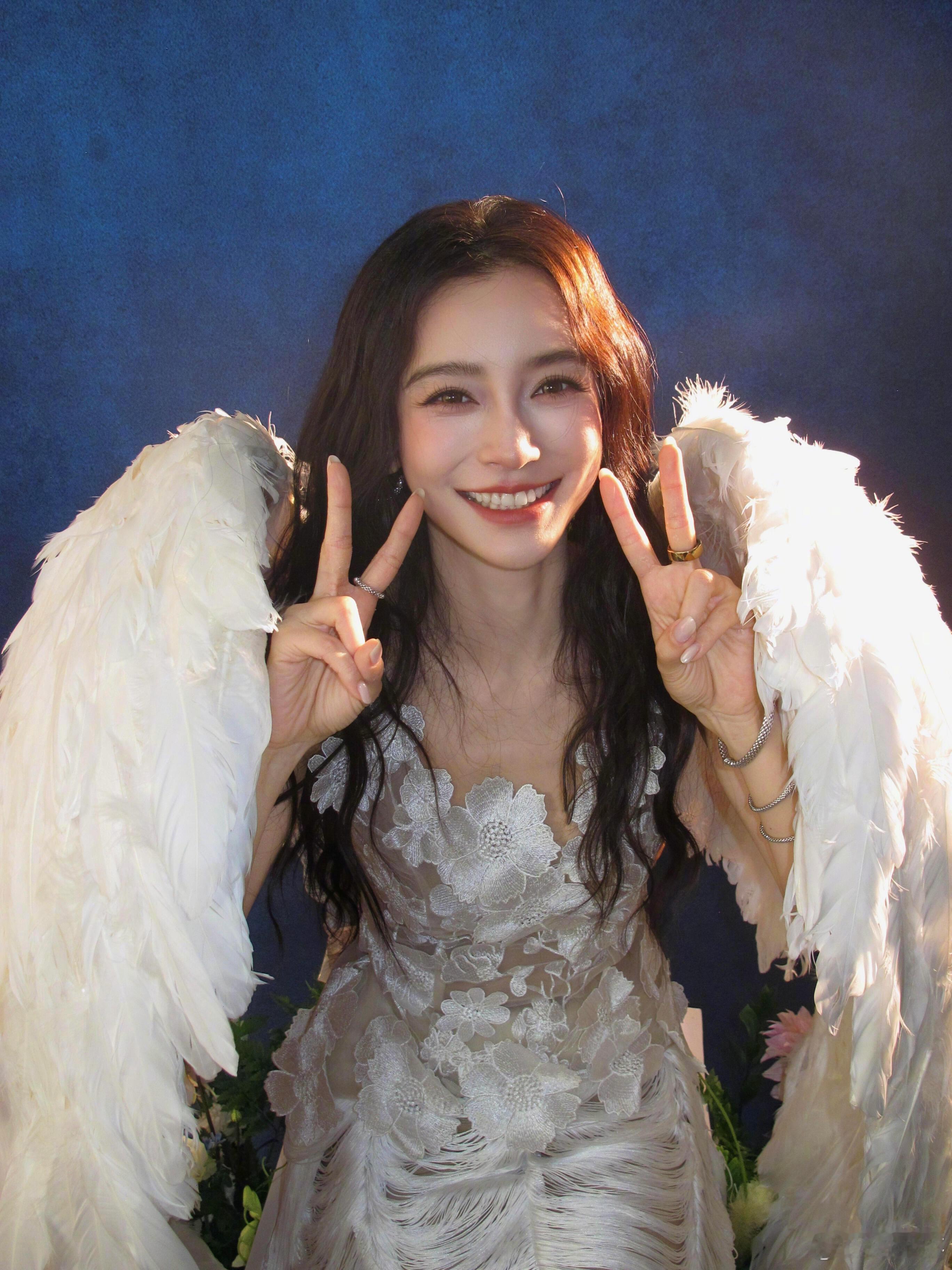 Angelababy用13年前的手机自拍wow，baby竟然在用2013年出的i