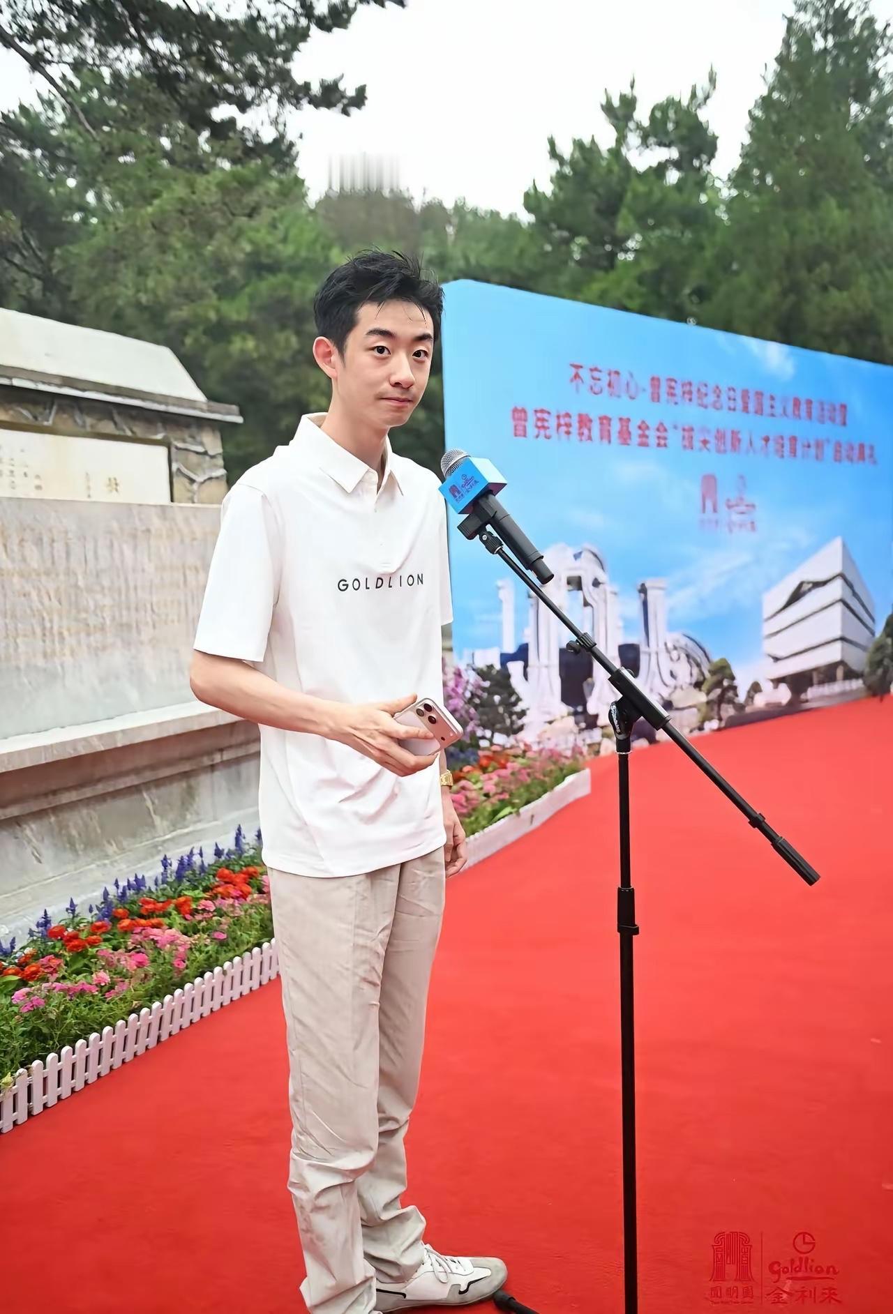 看到吴宜泽在北京参加商演活动的一张照片看他的状态还是很拘谨和放不开啊这是他夺