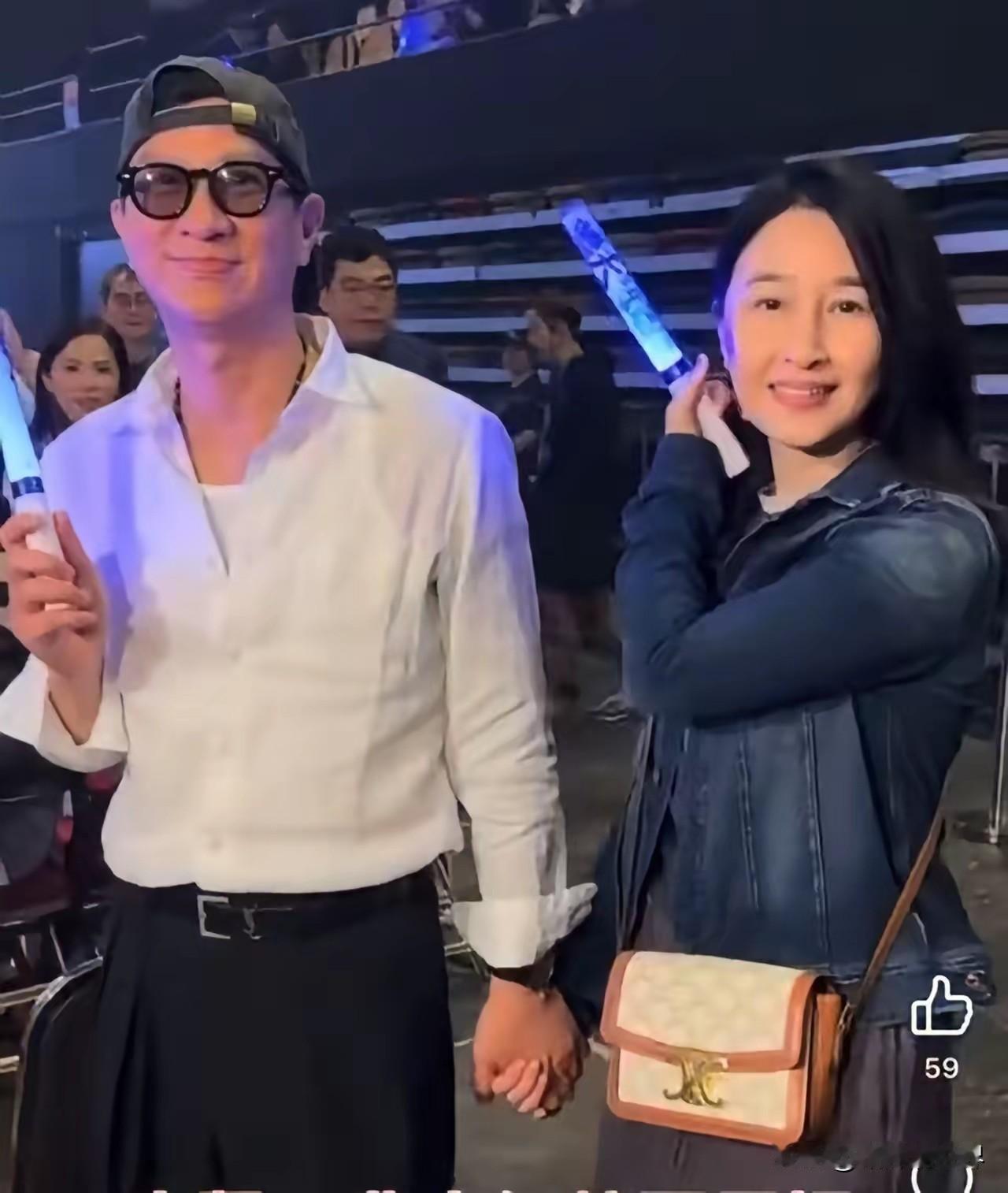 有人说：60岁的人了，两公婆出去还能手拉手，真爱无疑了！看看人家关咏荷和张家辉，