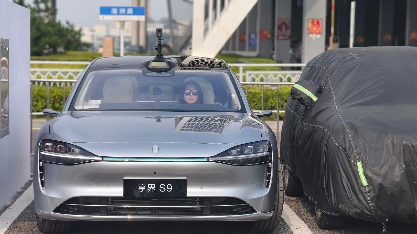 【鸿蒙智行新款享界S9实车曝光：家族式前脸设计、车标上车】博主初晓敏分享了