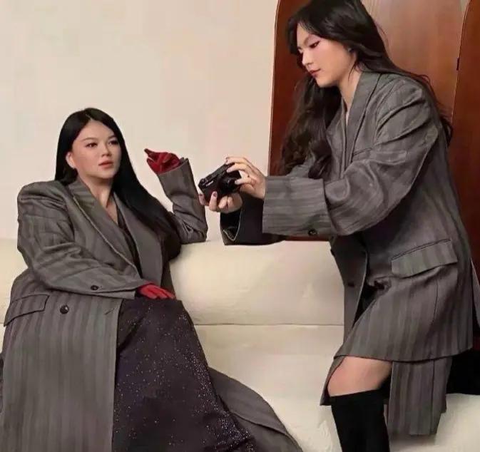 王诗龄和她妈妈李湘穿同款西装套装，谁更好看？王诗龄其实穿上也挺好看的，但是感觉不