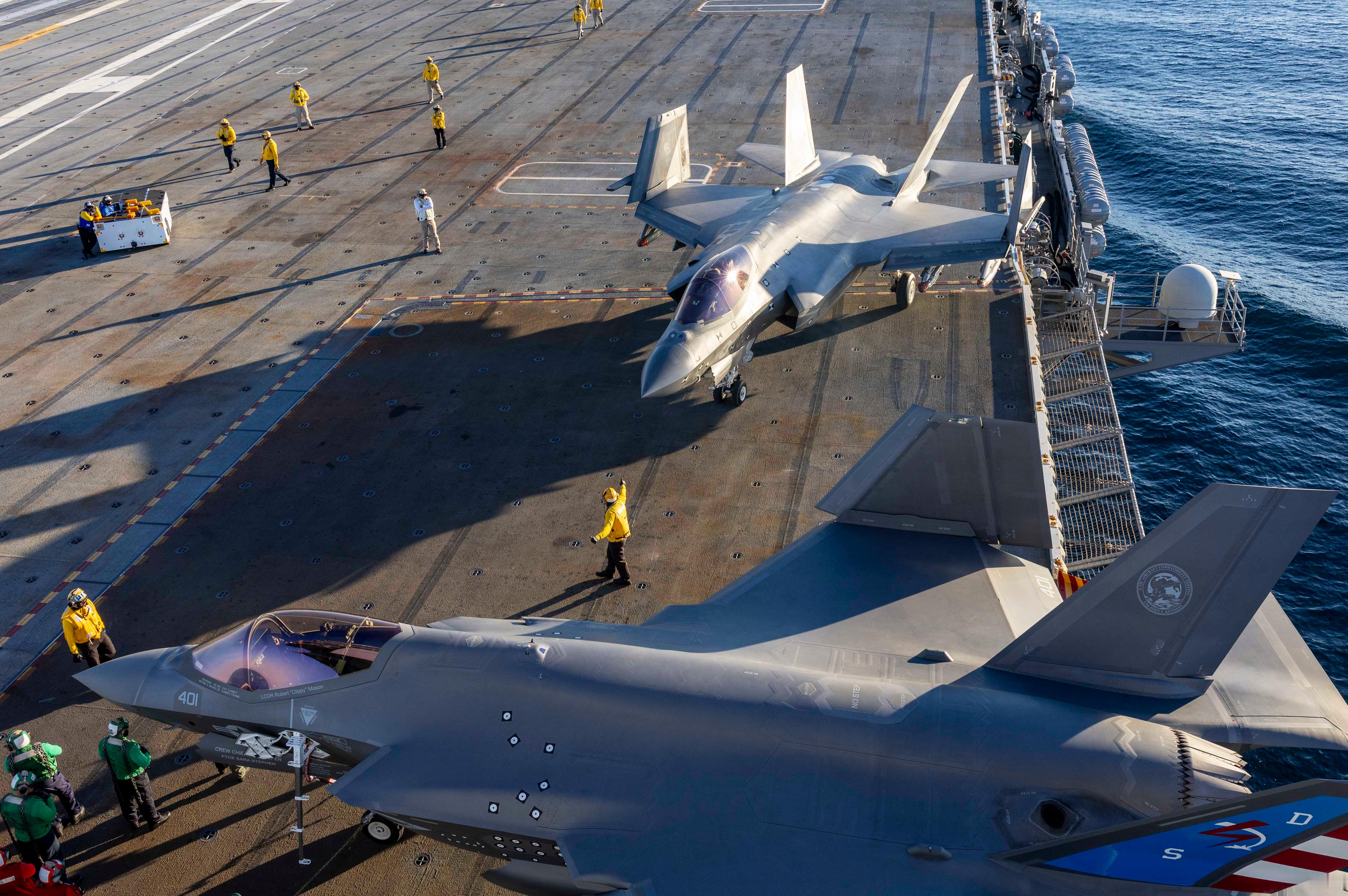 10月13日，除了两架F-35C，还有一架EA-18G“咆哮者”也降落在“肯尼迪