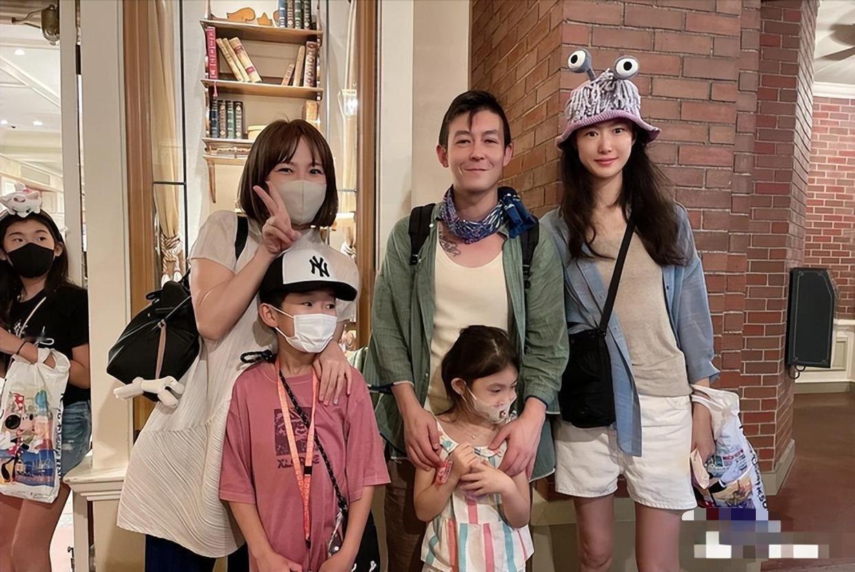 40多岁的陈冠希常旅居意大利，享受陪妻女的时光。陈冠希的妻子是超模秦舒培，比他小