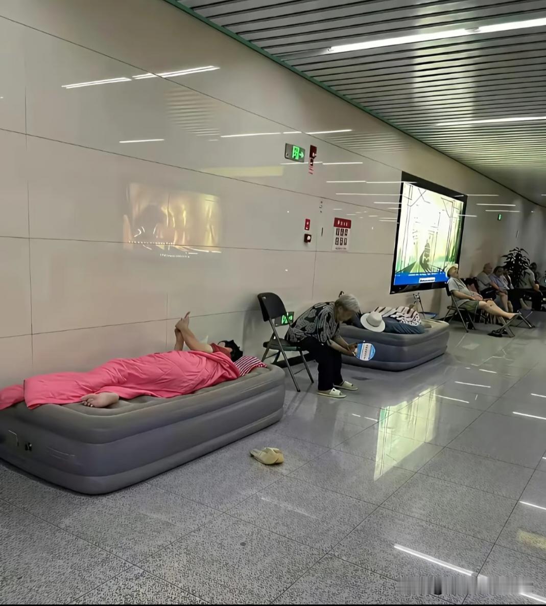 这个充气床垫就不说了，但是吊床就理解不了了，公共通道，没人走楼梯了吗？