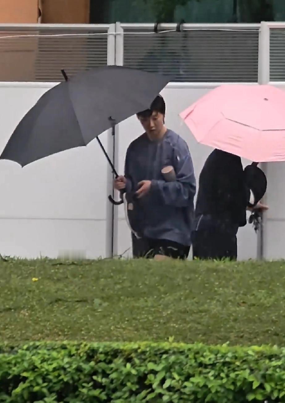 今日中午成都下雨，王曼昱与徐奕在室外也打上了伞。一开始是曼昱举着伞，等徐奕钻进