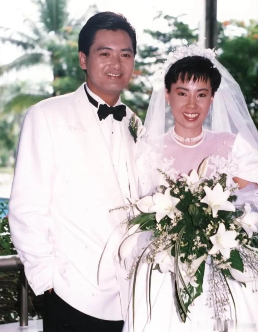 周润发第一次结婚时是28岁，是与前妻余安安，第二次结婚，他已经有32岁了，与现任妻子陈荟莲！前妻比现