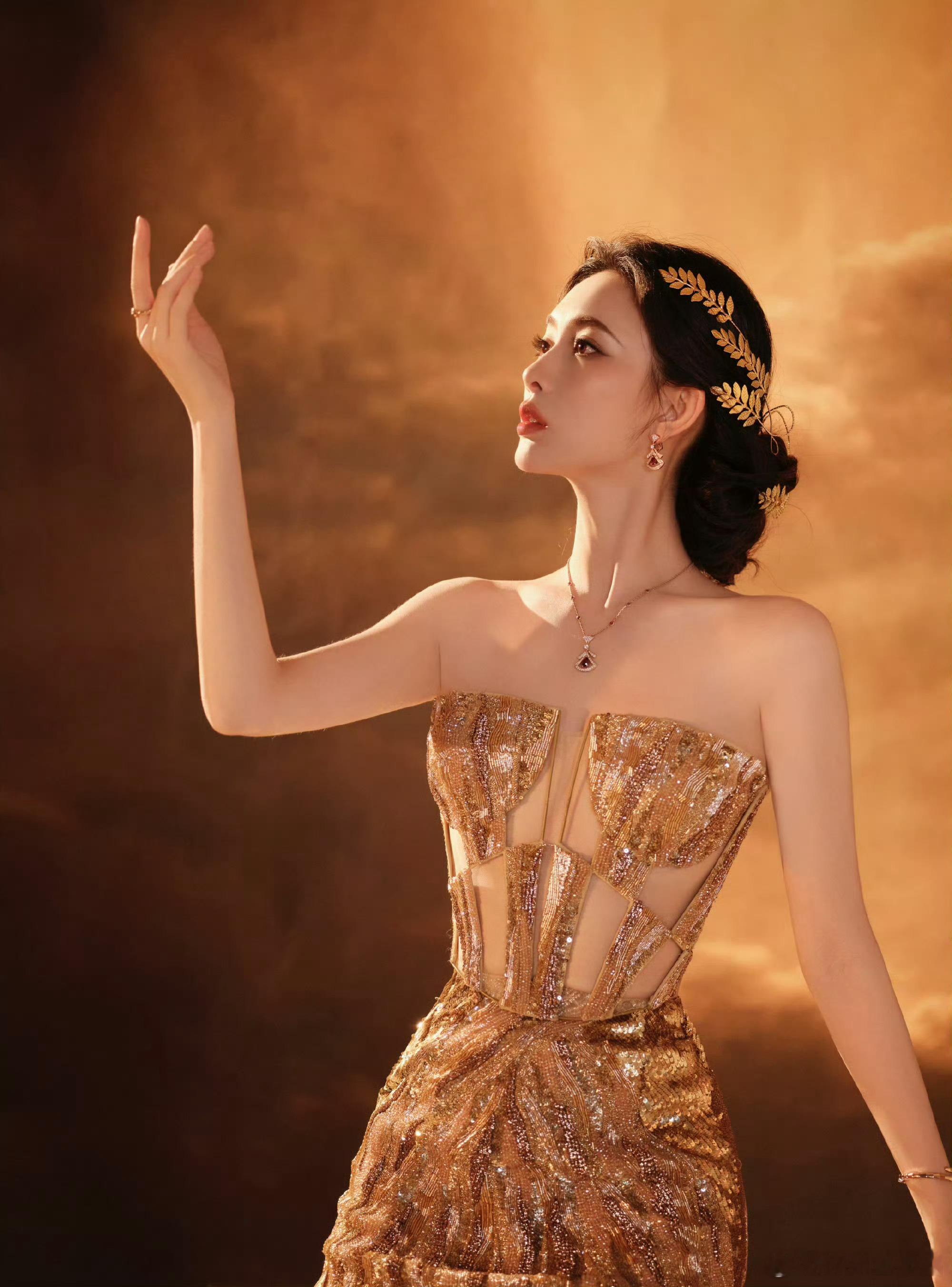 孟子义今日出席2025腾讯视频星光大赏的造型，穿了一条RahulMishr