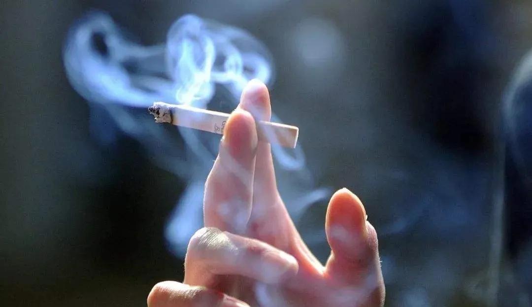 有一次舅舅来家里做客，拿了一条玉溪烟，等他走后，我偷偷拆了一包，然后抽了一根，没