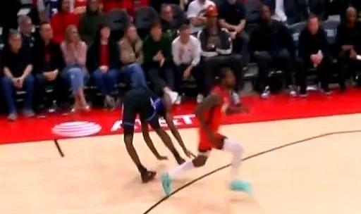 他去道歉了。真的，他去了。但那个躺在更衣室里，膝盖可能韧带撕裂的哥们儿，他的