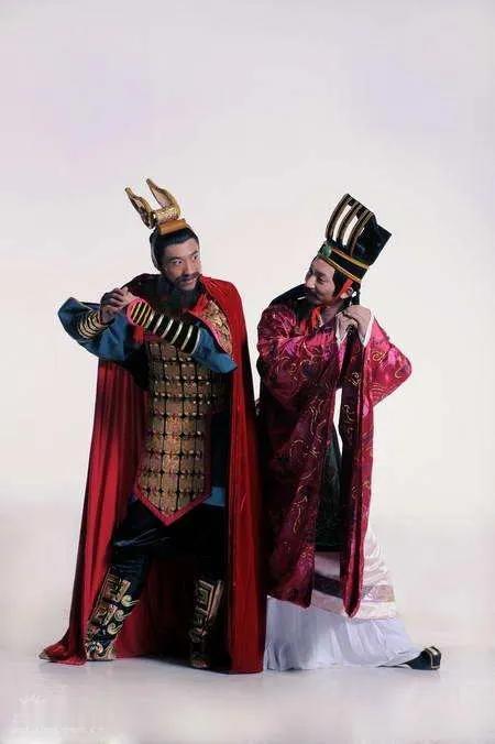 老版《三国演义》有一个场景：曹植和两个大老爷们喝酒，喝到一半突然站起来翩翩起舞。