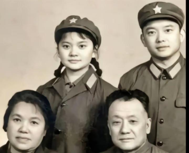 上世纪60年代，王刚与父母及妹妹王静在长春的温馨合影。照片中，兄妹俩紧挨父母，圆