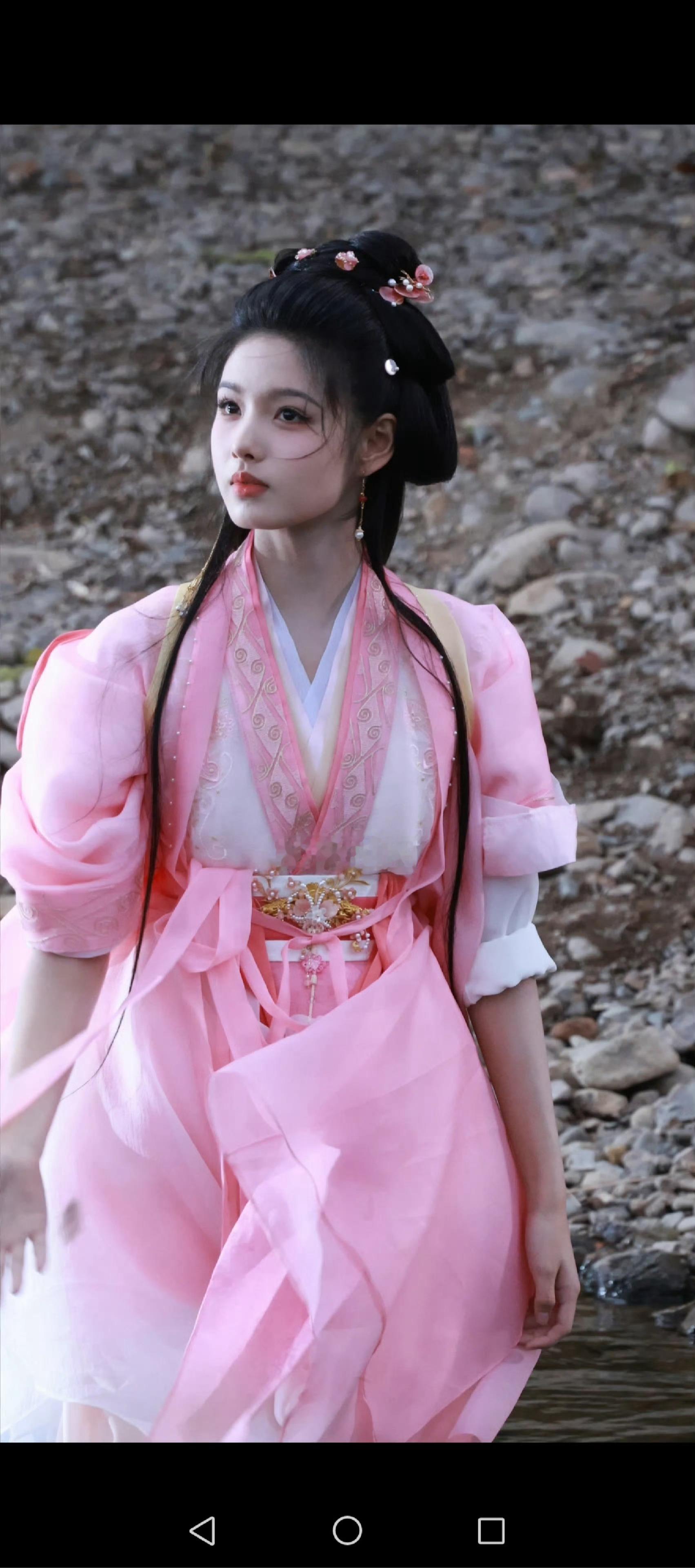 衣服质感一般但妹妹真的水灵貌美*^o^*​​​
