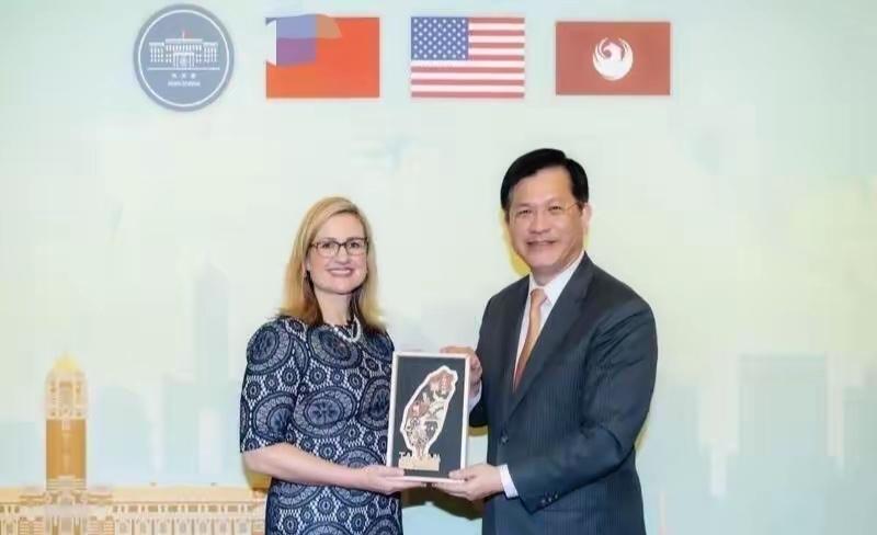 坚决反对，绝不让台独分子左右逢源。沈伯洋要选台北市长。这事一出来就值得说。他