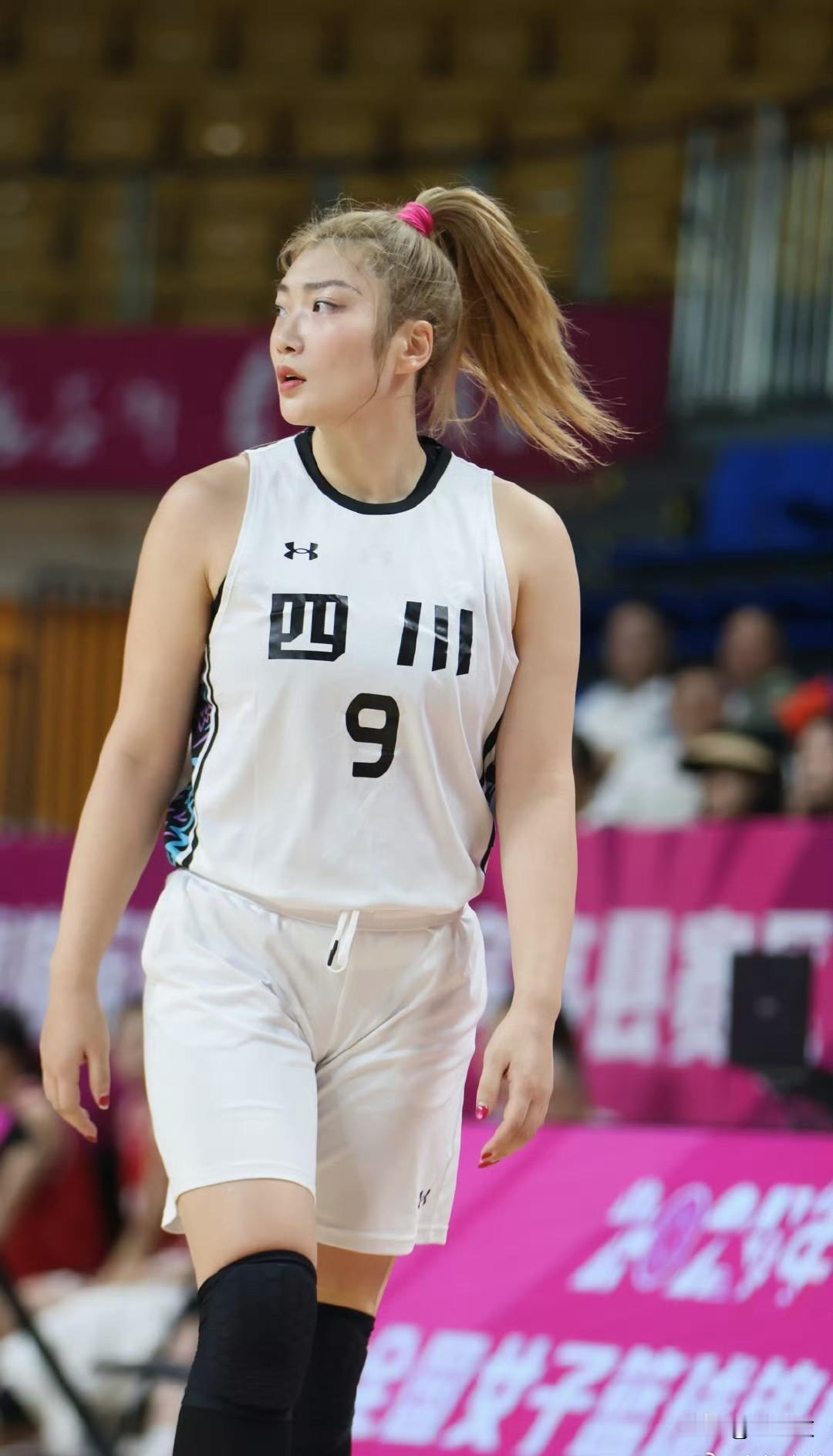 现在还拿李梦出国打球赚高薪说事纯粹是自欺欺人！李梦和四川女篮俱乐部就降薪续约陷