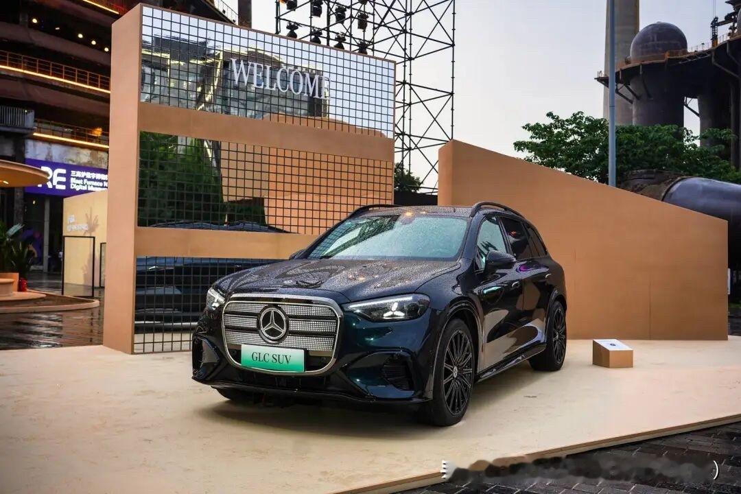 奔驰GLC的纯电车型售价33.98万，续航680KM，使用宁德时代电池。这个车外