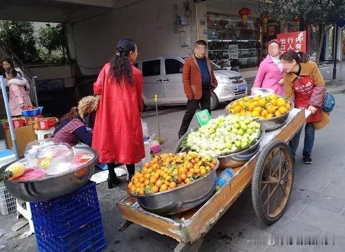 对与错很纠结吗？武汉天桥商贩和城管冲突的视频我看了，视频中两三个城管暴打毫无还
