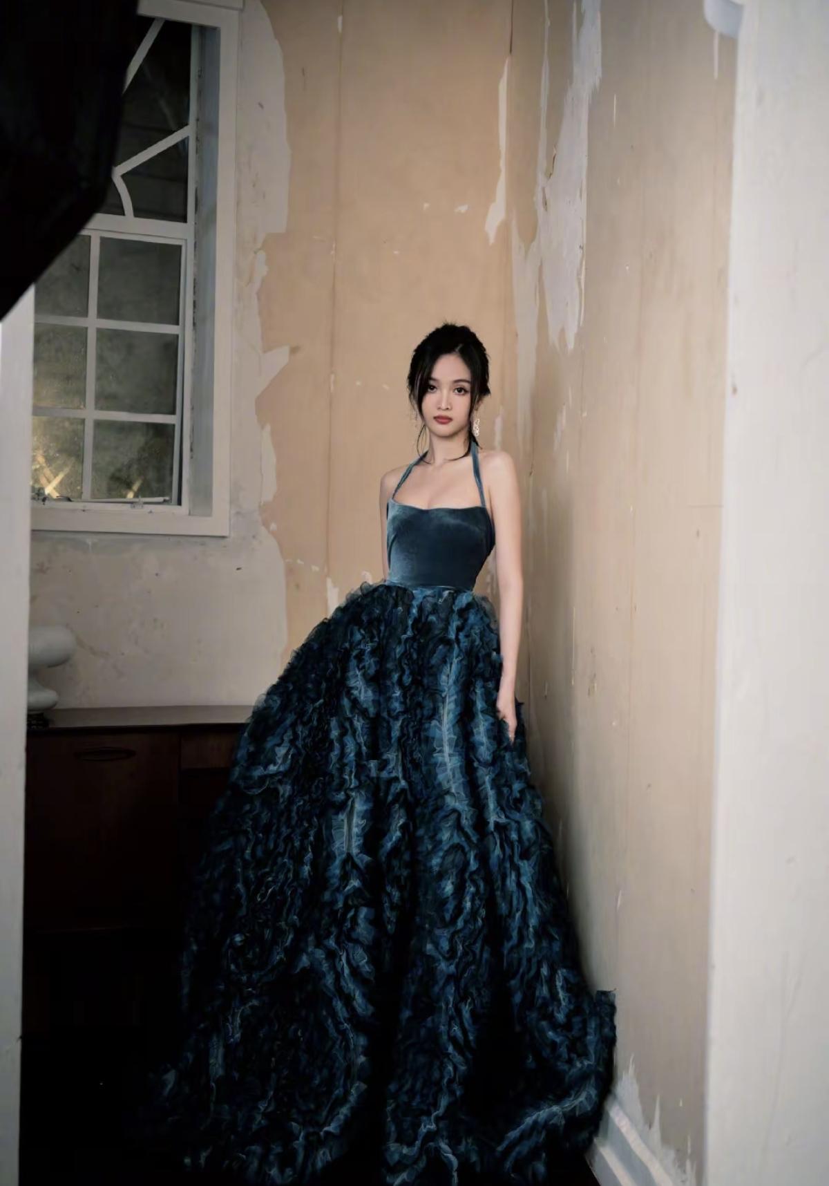 吴宣仪一袭墨蓝挂脖礼裙，在斑驳的旧巷里自成风景，复古又矜贵[赞]丝绒上半身搭配层