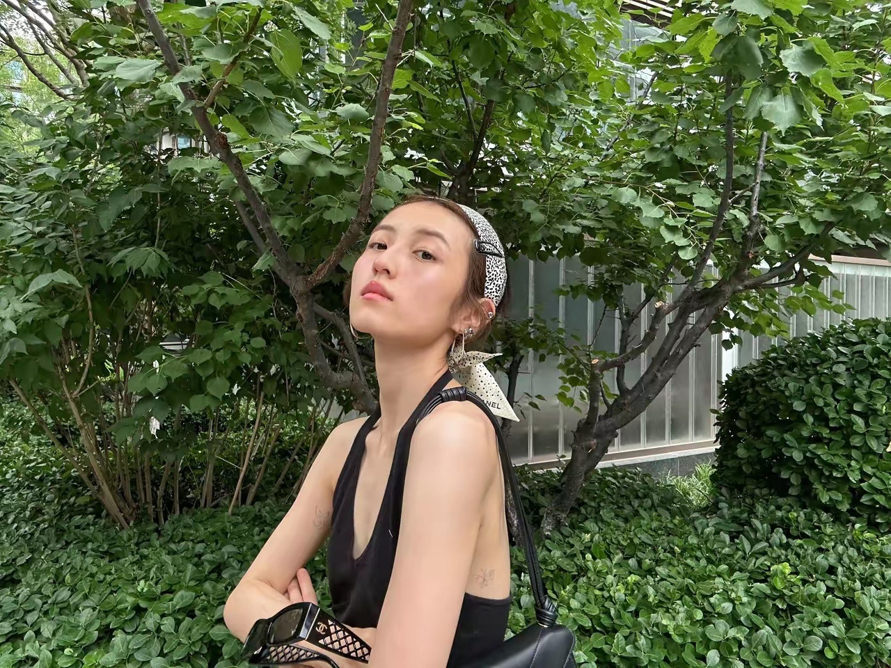 张子枫真的变了，不知道是被谁影响了审美，她的五官身材在普通人里稍微好点，在美女如