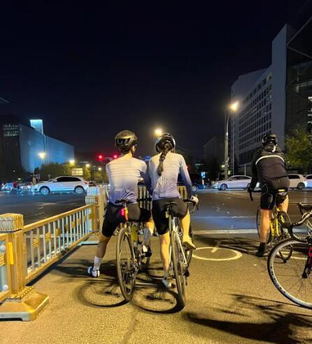 同事有一个爱好，就是晚上在北京长安街上骑行，美其名曰锻炼身体，他入手了一辆自行车
