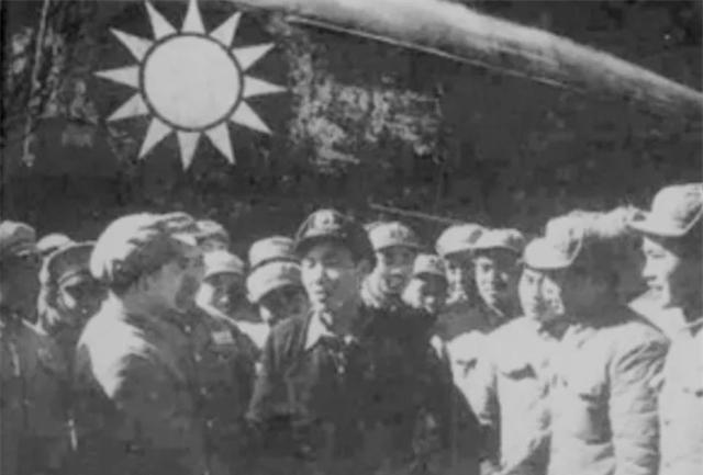 1955年1月，台湾空军少校驾驶运输机时，突然劫持机组成员朝大陆飞去，半路被军舰