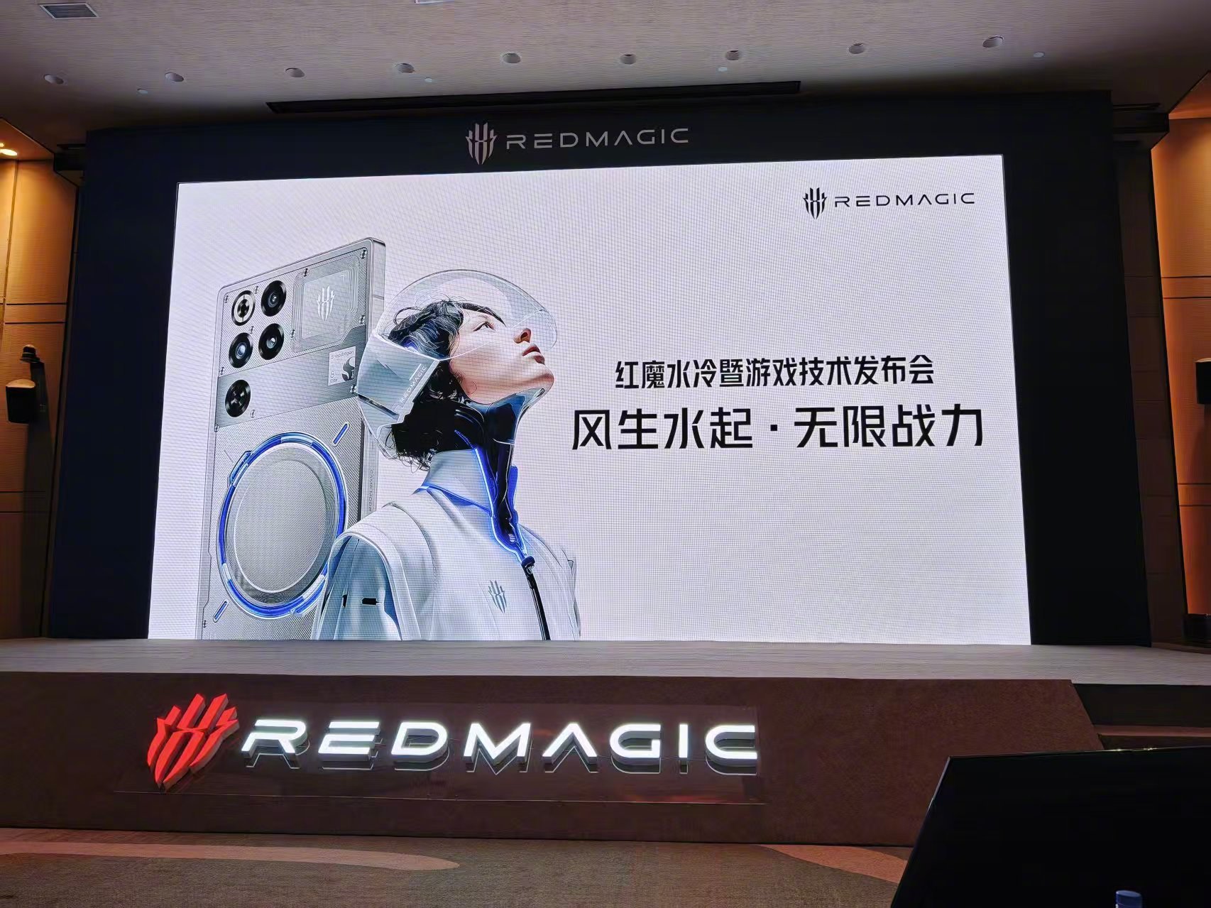 不愧是游戏手机，依旧是顶级配置。红魔11Pro系列搭载全新第五代骁龙8