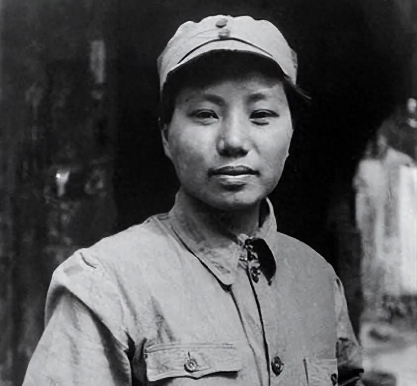 1933年，16岁的李开芬被活埋，这时，政治部主任张琴秋骑马冲了过来，高喊：“她