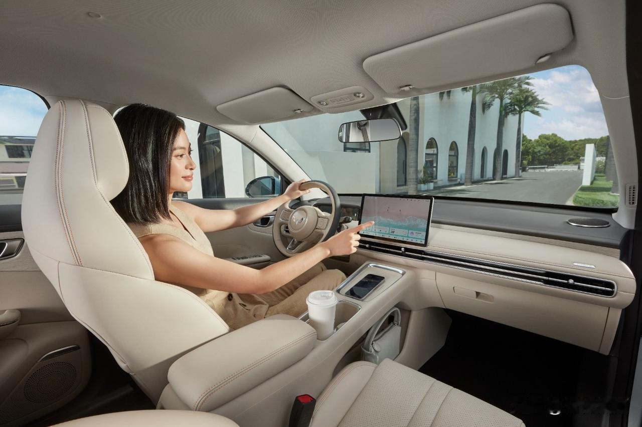 真是伤害性不大，侮辱性极强！当各大车企还在力拼“大三件”时，五菱已经悄悄开启了