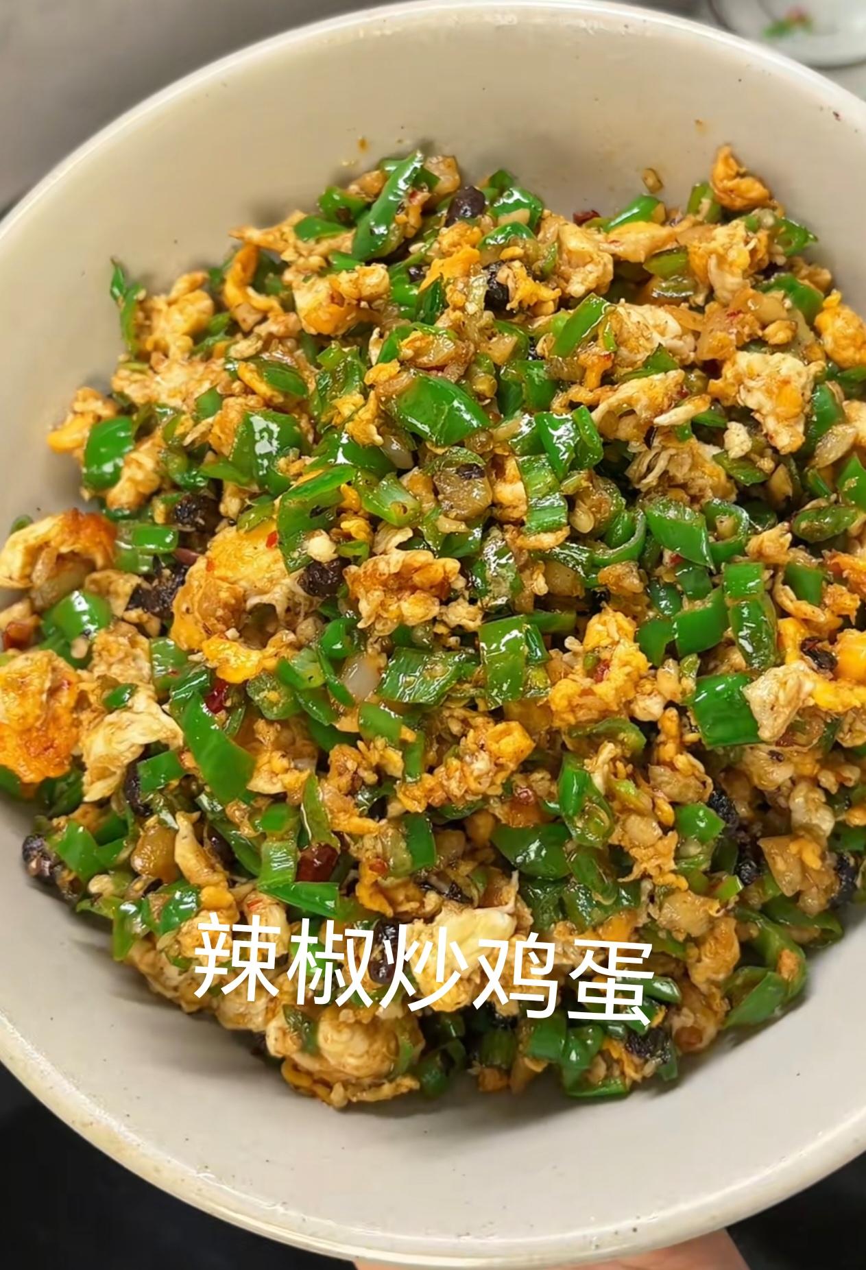 今日分享夏日清爽家常小菜荤素搭配刚刚好，色泽诱人、色香味俱全。清淡爽口不油