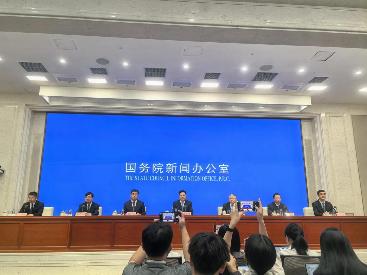 6月10日，国新办召开民生政策发布会，2025年养老金调整方案公布了吗？人社