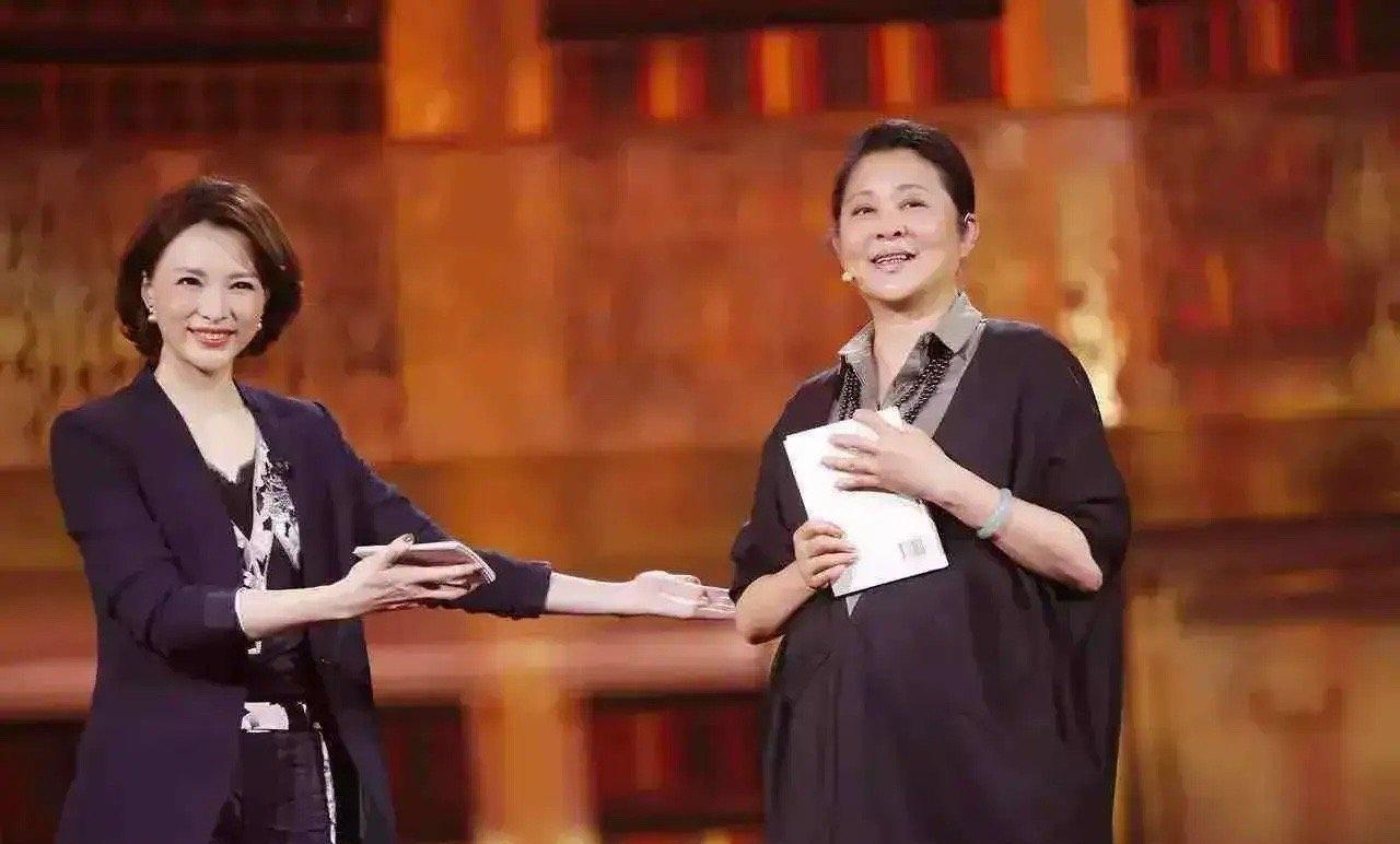 央视一姐到底是谁？倪萍被问到周涛和董卿谁更强，她没直接回答，说艺术不能比较。