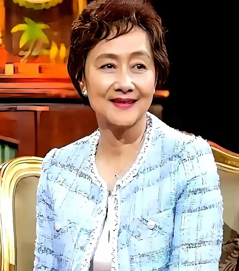 谁能想到，75岁金鸡奖得主黄梅莹，已卧床养病整整两年。本该请护工照料，丈夫