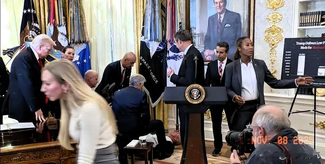 在白宫直接晕倒了！具体是白宫一场医药政策会谈上，特朗普一开口就抛出重磅消息，要