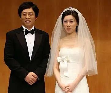 标题韩国艺人金钟国突然官宣结婚的消息如同一颗重磅炸弹，瞬间引爆社交媒体。这位以“