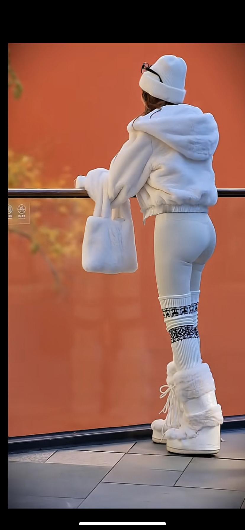 这身白色穿搭真显眼！