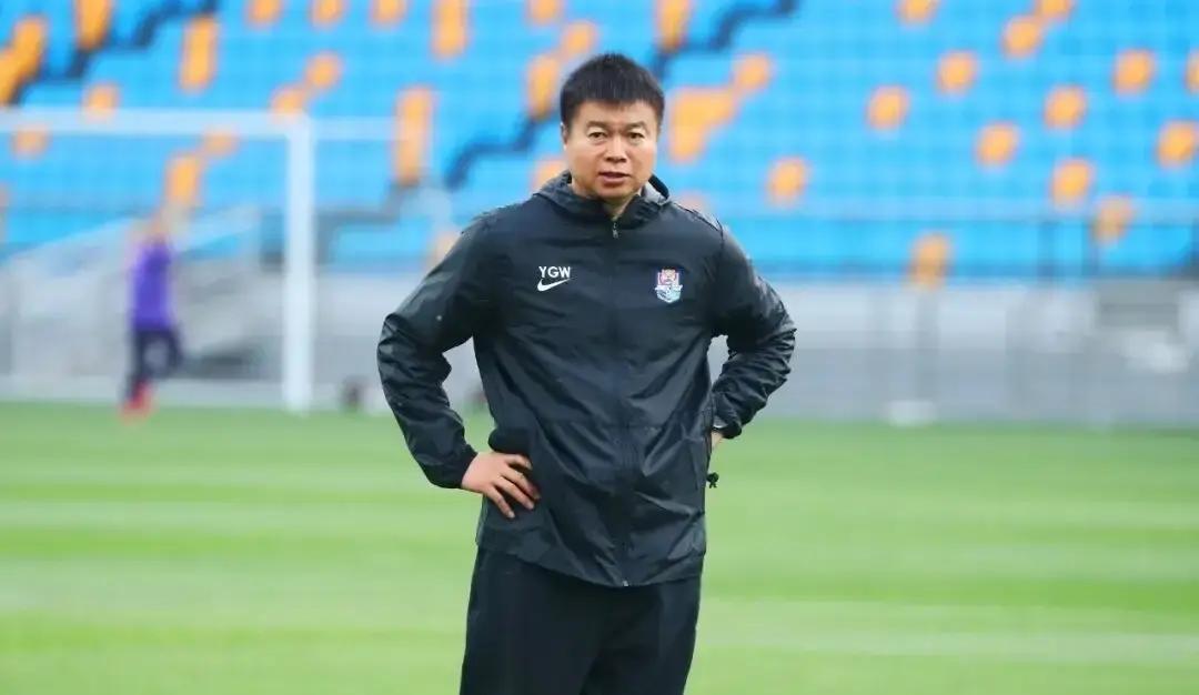 月薪一万二，他带队踢中超第六。不是外教，是于根伟。天津队的城市英雄。新赛季