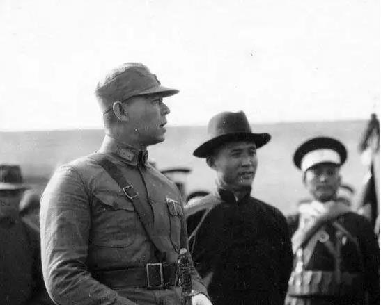 1933年，一士兵打仗扛个大箱子，一路上不撒手，张自忠好奇问到：“你扛的什么？”