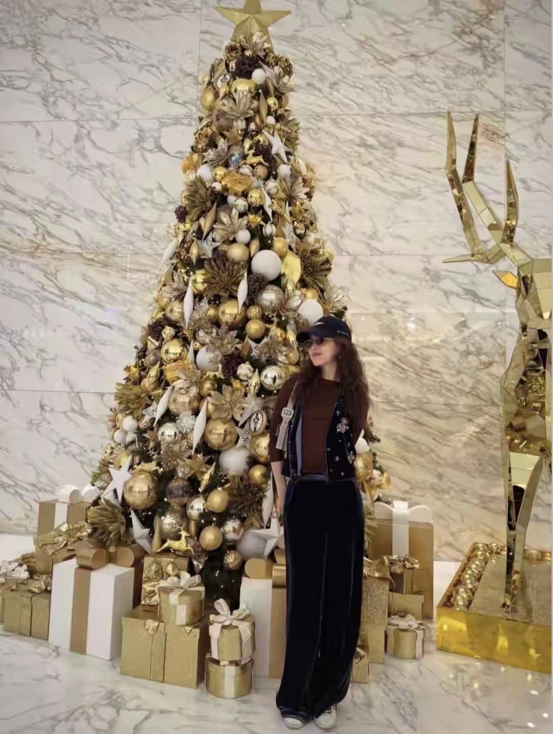 阔太章泽天在迪拜过圣诞，浑身精致，唯独小白鞋脏脏的