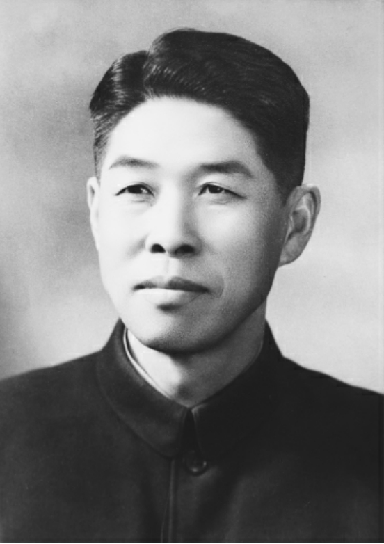 1958年，工作人员将一份上海人事调动文件交到了毛主席的办公桌上。主席翻开一看，