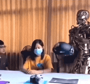 “戴上帽子”“干什么？”“戴上就知道了”