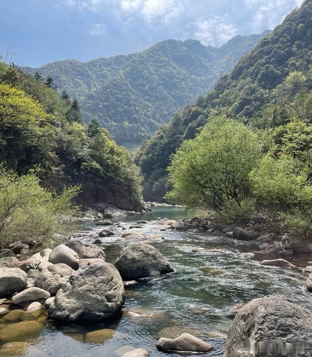 明天又要开盘了，是反弹，还是冲高回落？不废话，直接说重点！​上周3窄幅整理，振幅
