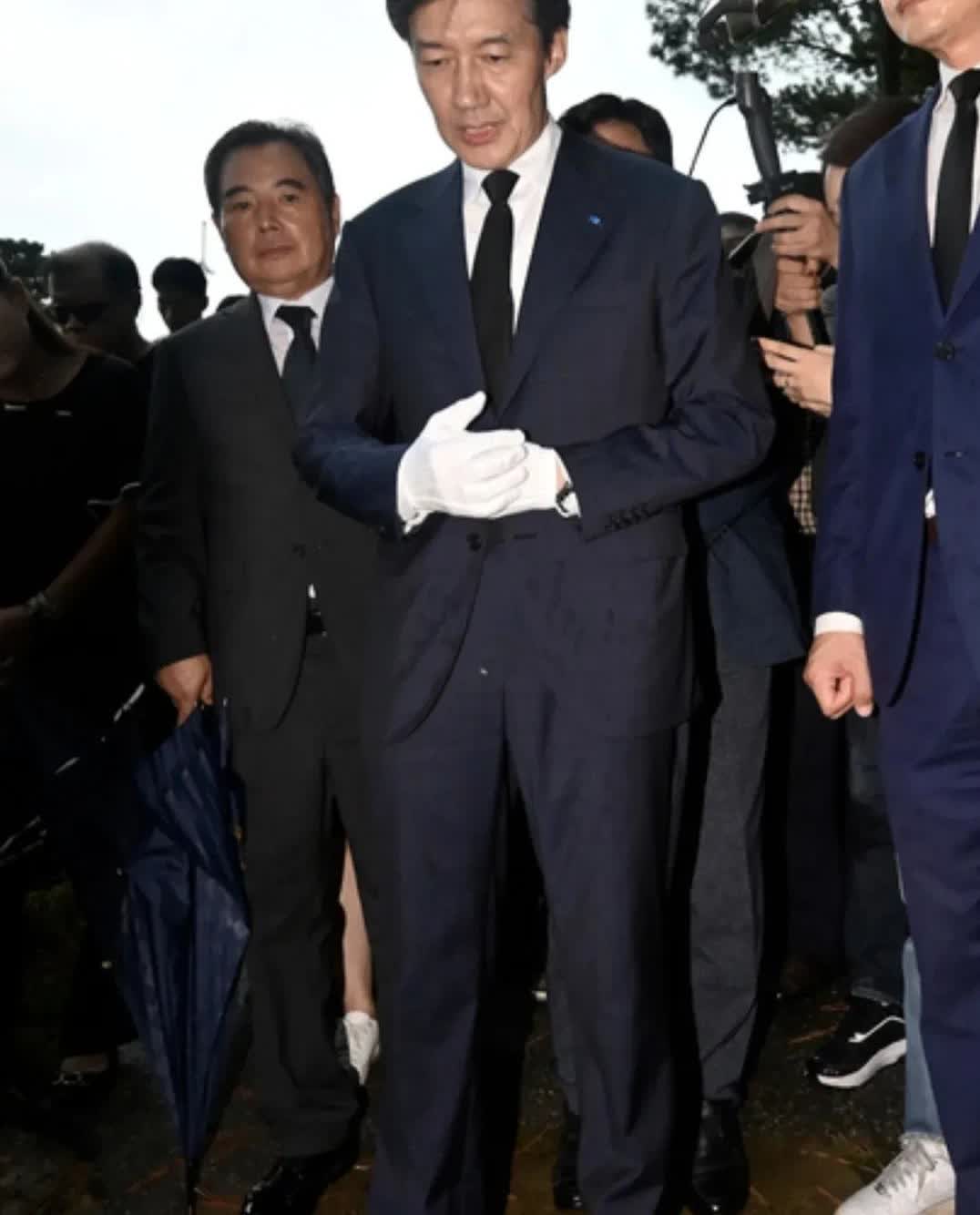 曹国脚踏全斗焕纪念碑，称坚信尹锡悦命运将如此26日，韩国祖国革新党创新